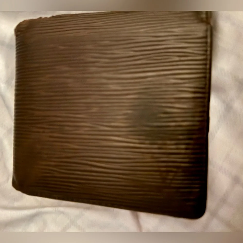 Louis Vuitton men’s Epi wallet